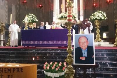 Pocos famosos acompañan en la misa para Raúl Velasco