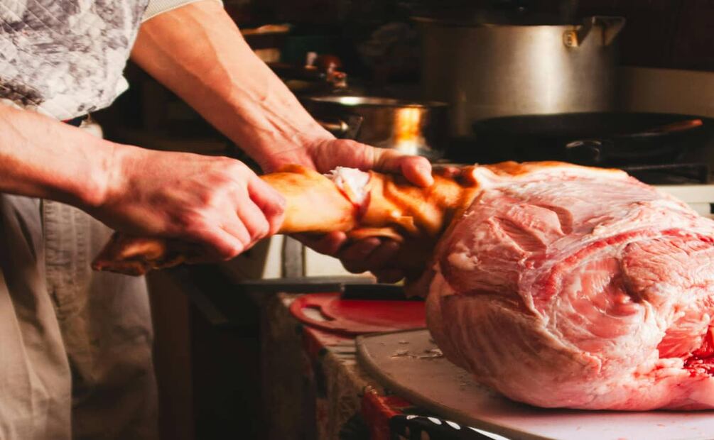 El queso de cabeza se hace con distintas partes del puerco. Foto: Pexels.