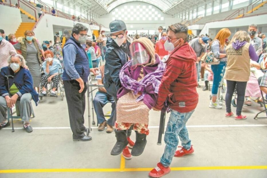 Entre el desorden y la aglomeración, vacunan a los abuelos