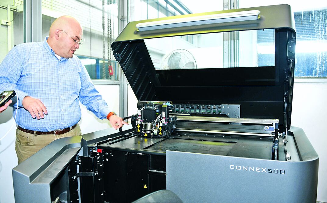 Leopoldo Ruiz Huerta junto a uno de los equipos de manufactura aditiva de este laboratorio nacional (CORTESÍA UNAM)