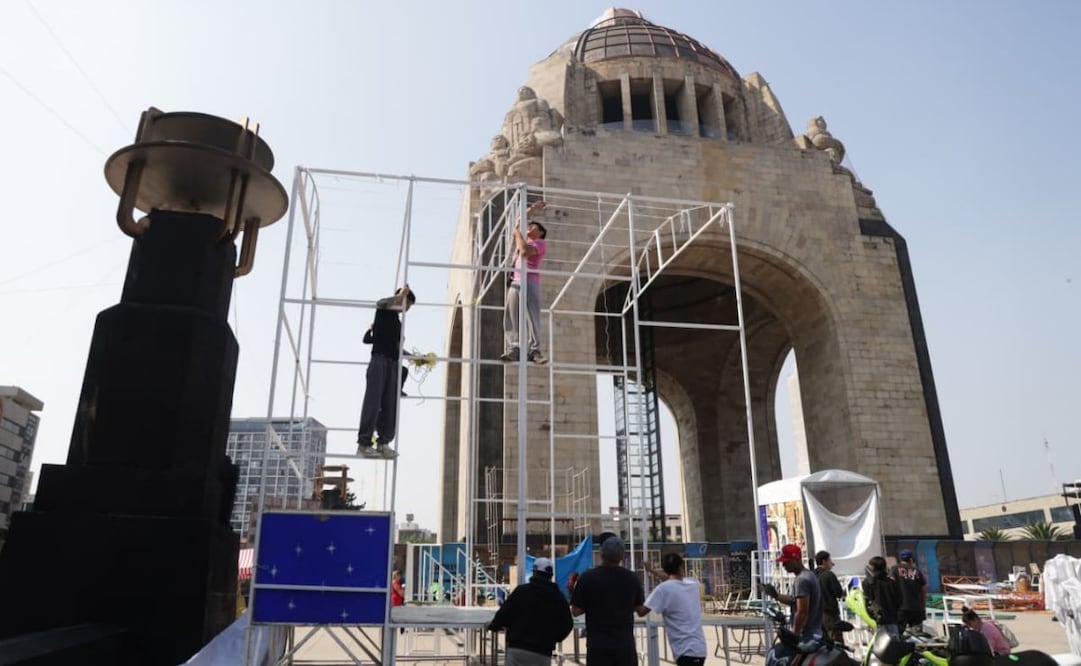Continúa montaje de escenarios de Los Reyes Magos y Santa en explanada del Monumento a la Revolución.
Foto: Carlos Mejía/ EL UNIVERSAL