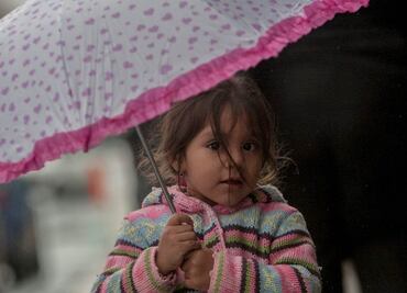 Cambia la sombrilla por el paraguas; se espera lluvia y frío este domingo 25 de junio en la CDMX
