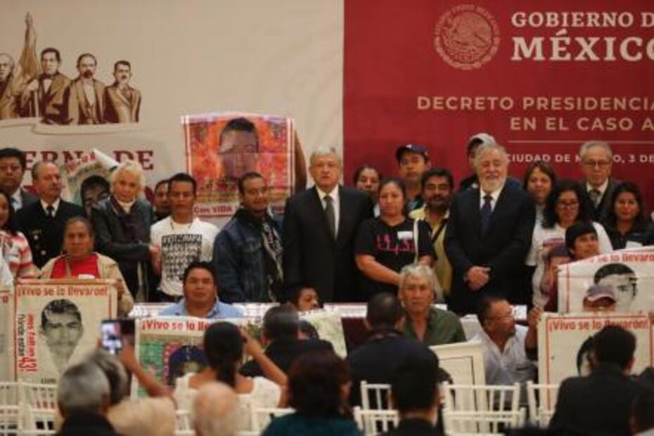 “Porque vivos se los llevaron, vivos los queremos”, claman padres de los 43 en firma de decreto
