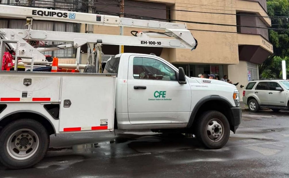 Un rayo impactó un poste de luz ubicado en el cruce de Matías Romero y Pestalozzi, lo que habría generado un cortocircuito en un transformador y la interrupción del suministro eléctrico. | Foto: Especial.
