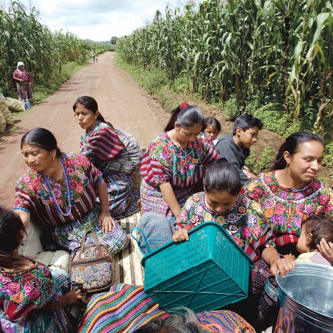 Comadronas rurales tras comprar en el mercado de Patzún, en Guatemala. Estas mujeres son encargadas de asistir a embarazadas durante el parto. RODRIGO ABD. AP