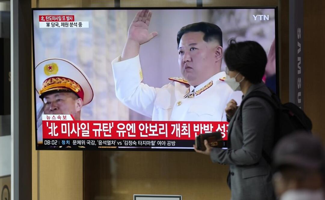 Una pantalla muestra un programa de noticias sobre un lanzamiento norcoreano de misiles con imágenes de archivo del líder norcoreano, Kim Jong Un. Foto: AP