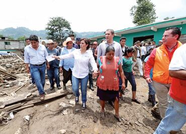 Rosario Robles visita pueblos afectados por 'Earl'