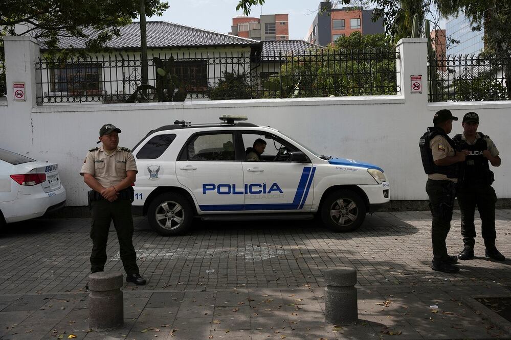 La policía hace guardia afuera de la embajada de México el día después de que el exvicepresidente de Ecuador, Jorge Glas, ingresara a esa sede en Quito, Ecuador. FOTO: CARLOS NORIEGA. AP