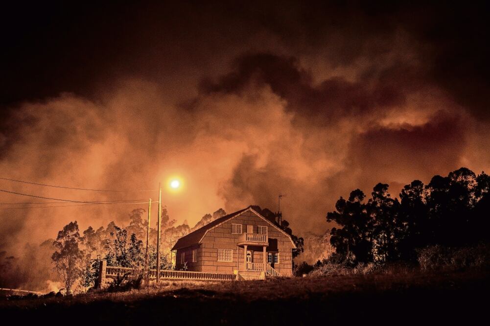 Galicia vivió ayer otra jornada de lucha contra el fuego, con más de una decena de puntos en peligro para la población debido a las llamas. (BRAIS LORENZO. EFE)