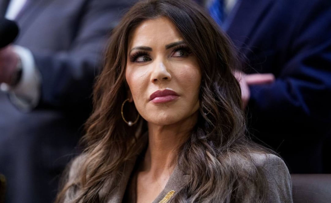 La secretaria de Seguridad Nacional de EU (DHS), Kristi Noem, asiste a una reunión del Gabinete en la Sala del Gabinete de la Casa Blanca en Washington, D.C., EU, el 29 de enero de 2026. Esta es la primera reunión pública del Gabinete de Trump desde el inicio de las operaciones de ICE/CBP en Minneapolis, Minnesota. Foto: EFE