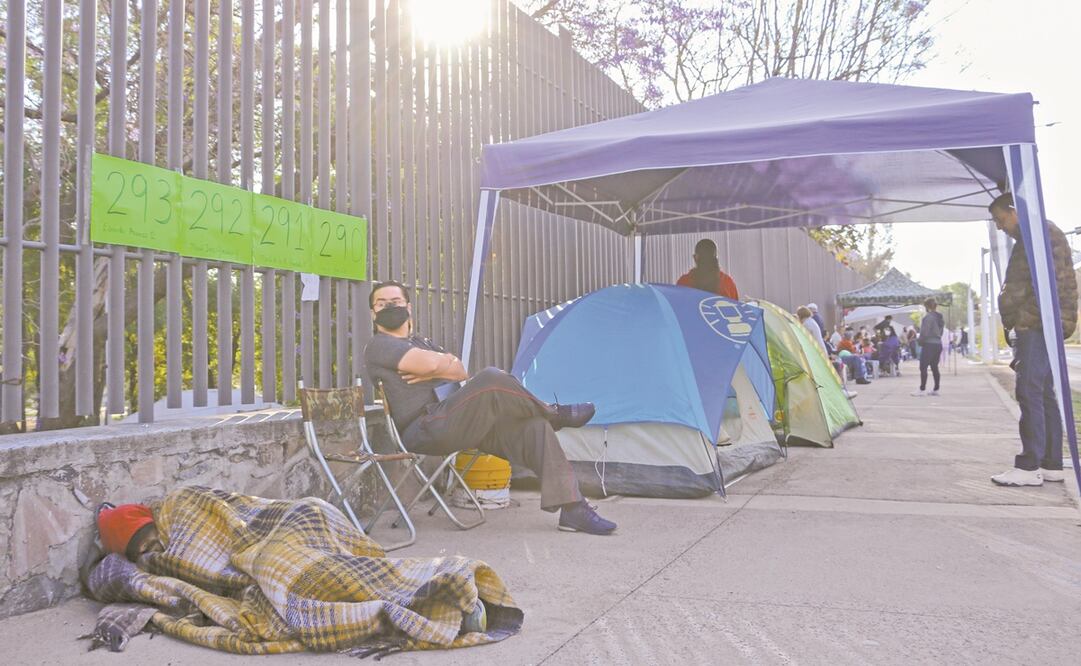 En el Parque Ávila Cama-cho, unas 500 personas durmieron en la calle, en casas de campaña o en sillas. Foto: Carlos Zepeda. EL UNIVERSAL
