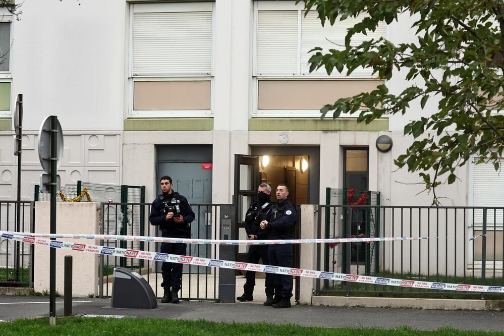 La policía francesa se encuentra frente a un edificio donde se encontraron cinco cadáveres muertos en Meaux, cerca de París. Foto: EFE
