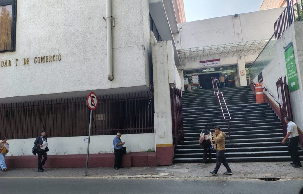 Usuarios rechazan a “coyotes” en el Registro Público: “Nada como hacer el trámite uno mismo”, aseguran. Foto: Arantxa Meave