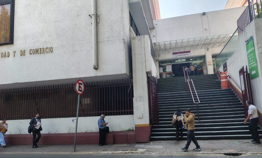 Usuarios rechazan a “coyotes” en el Registro Público: “Nada como hacer el trámite uno mismo”, aseguran. Foto: Arantxa Meave