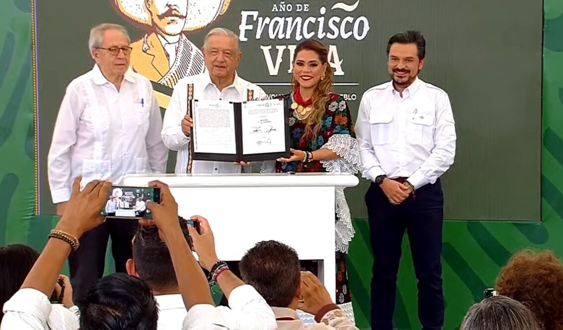 Ante el presidente Andrés Manuel López Obrador, el director del Instituto Mexicano del Seguro Social (IMSS), Zoé Robledo, y la gobernadora de Guerrero, Evelyn Salgado, firmaron un convenio para consolidar el programa IMSS-Bienestar en el estado. Foto: especial