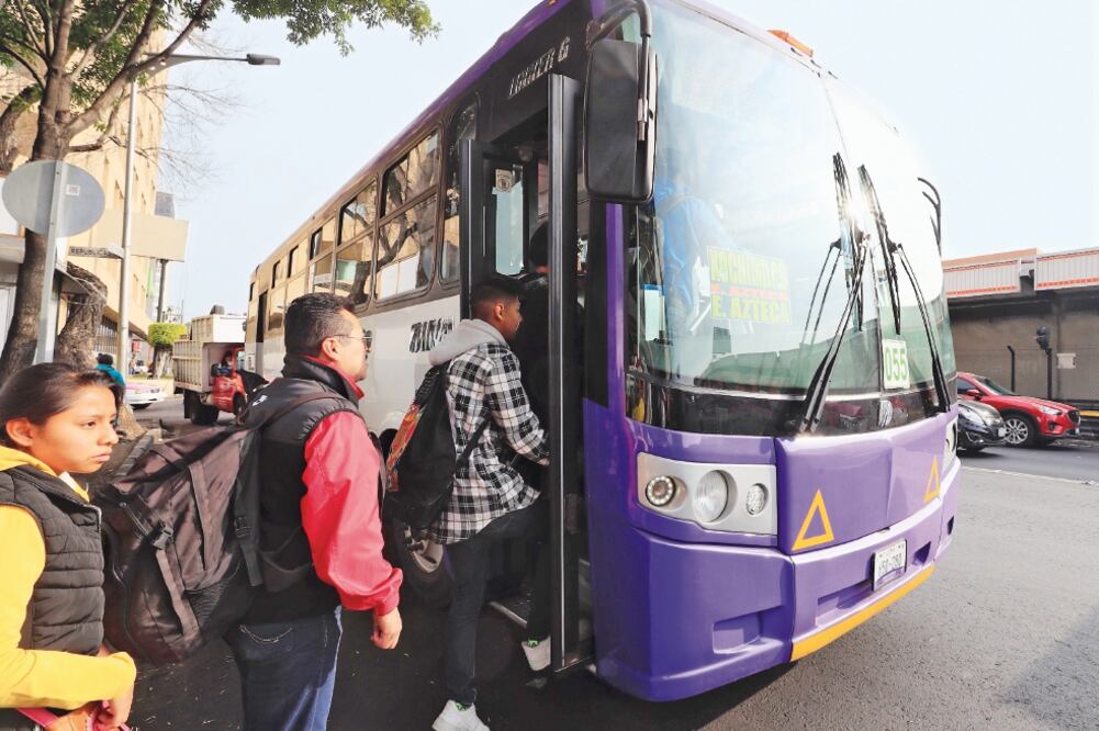 Personas que usan el servicio de transporte público en el Corredor Tlalpan dicen que las unidades pasan seguido, por lo que siempre viajan sentados. (IRVIN OLIVARES. EL UNIVERSAL)