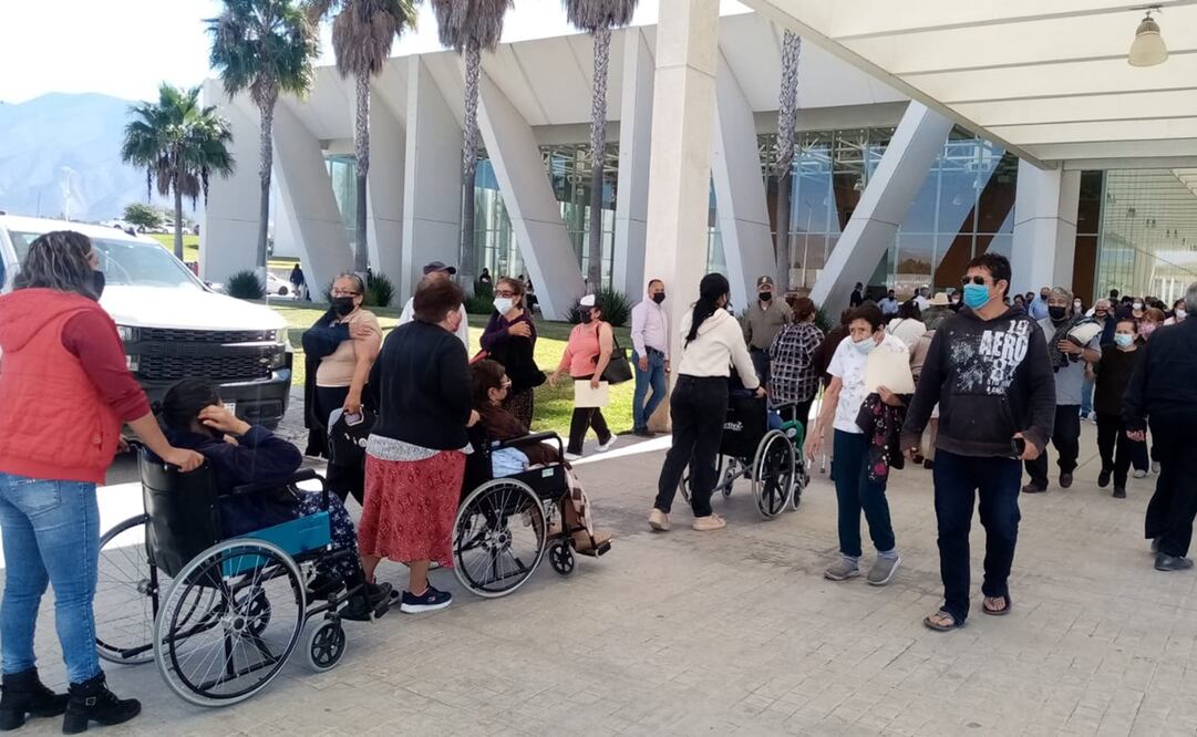 Este jueves durante la jornada de refuerzo de la vacuna a adultos mayores, el flujo avanzó rápido y no se registraron largas filas. Foto: Oliverio del Ángel