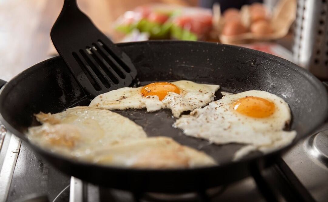 Evita que la grasa de los alimentos se acumule en tus sartenes. Foto: Freepik