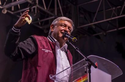 AMLO se pone la chamarra de "Andrés Manuelovich"