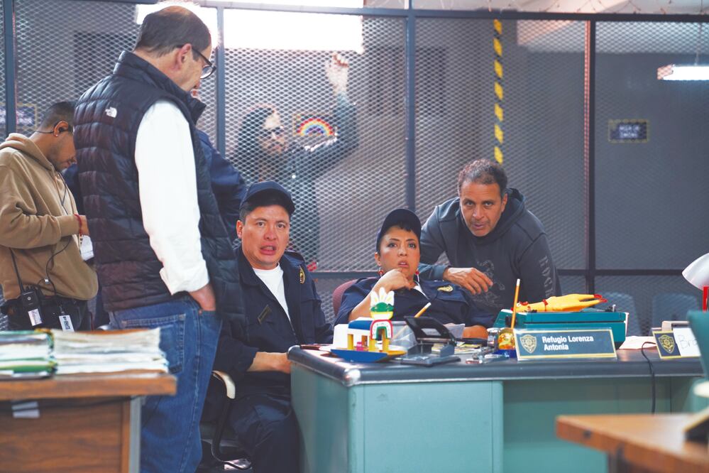 Los personajes entran a trabajar como policías. Foto: VIX