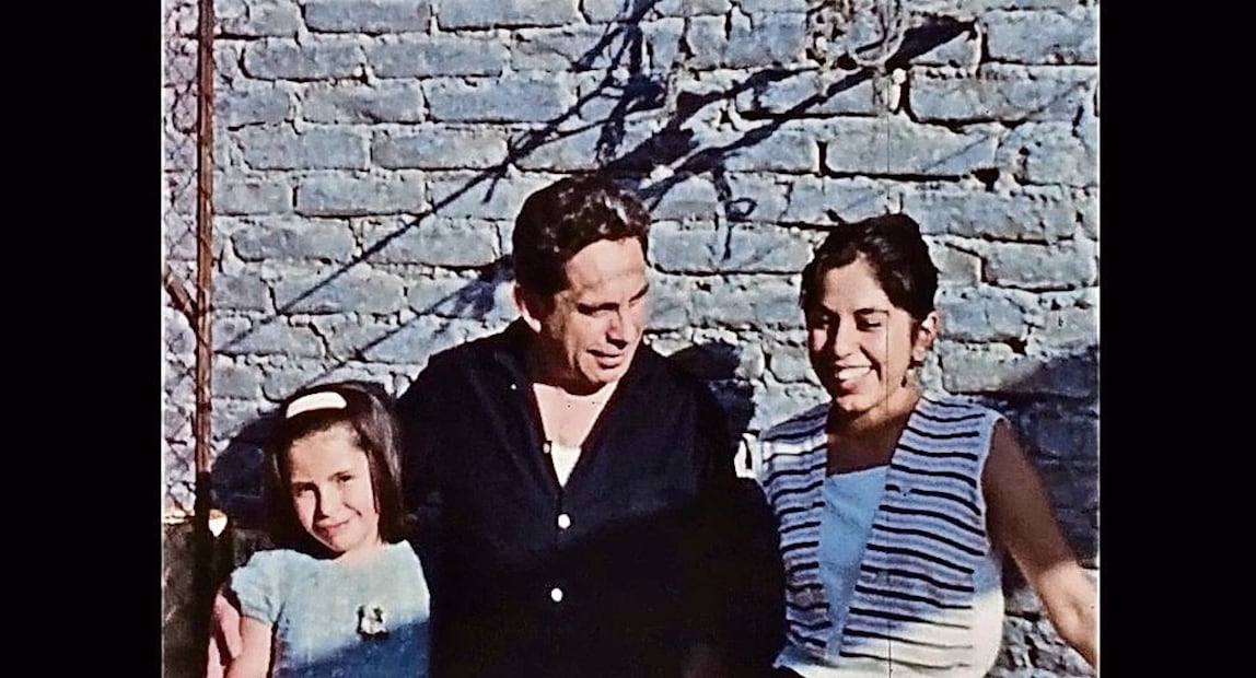 Fotograma de una de las cintas familiares del autor, quien aparece junto a su hija Andrea y su nieta Olivia.  Crédito: CORTESÍA GILDA REVUELTAS