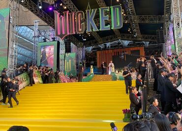 "Wicked" provoca largas filas y una avalancha de fans durante su premiere en el Auditorio Nacional