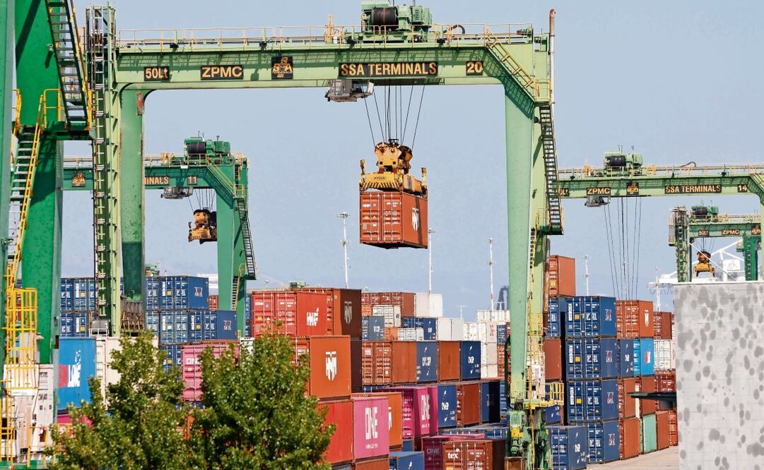 Ante la escasez de contenedores, se espera que las tarifas se eleven hasta 100% antes de que acabe este mes. Foto: John G. Mabanglo / EFE