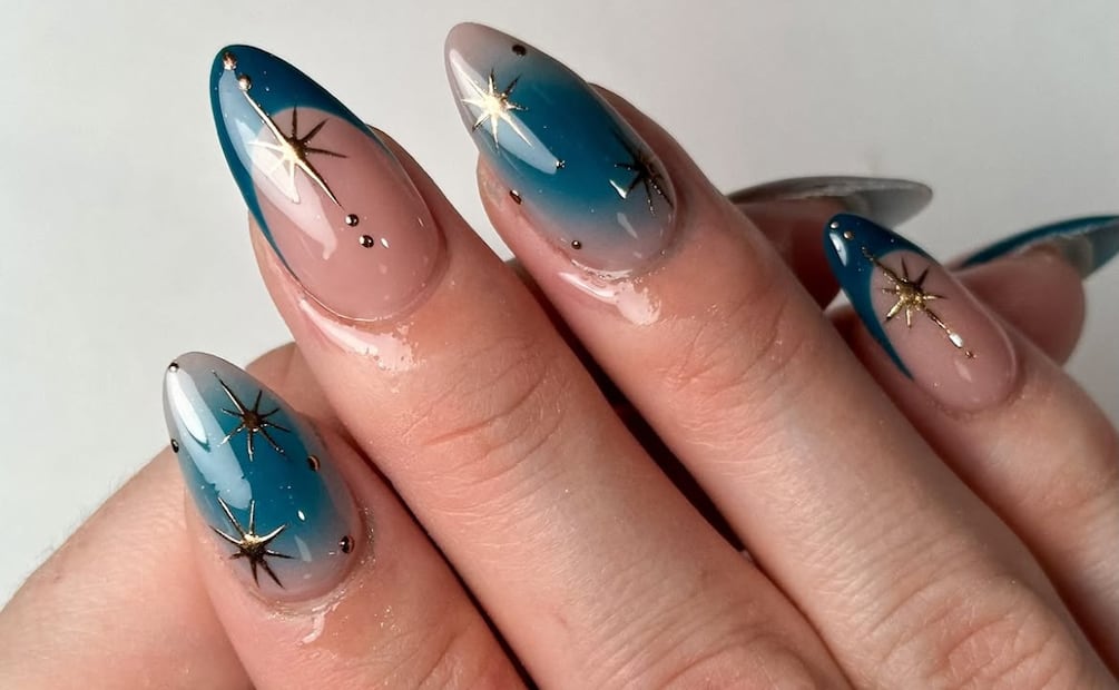 Uñas en color teal. Foto: Instagram @laluxenailsabq