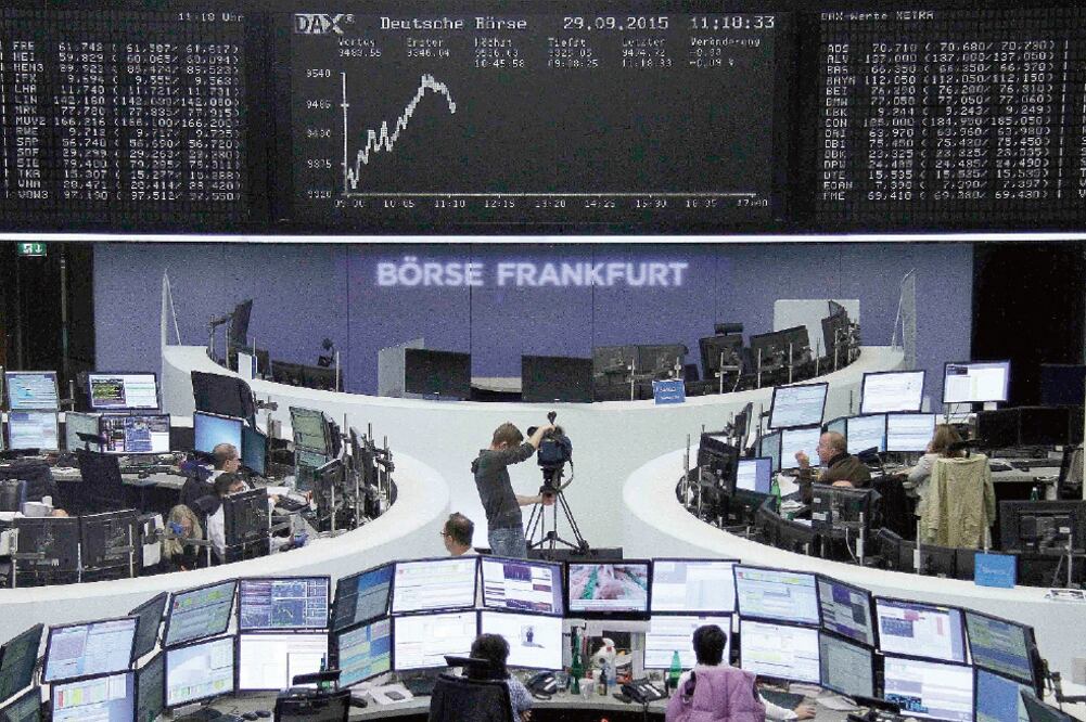 Por segunda sesión consecutiva, los mercados europeos sufrieron pérdidas; en Alemania, el DAX (imagen) se contrajo 0.35% (REUTERS)