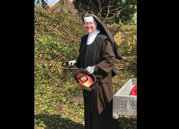 Video. Monja ayuda con motosierra en limpieza tras "Irma" y se hace viral