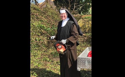Video. Monja ayuda con motosierra en limpieza tras "Irma" y se hace viral