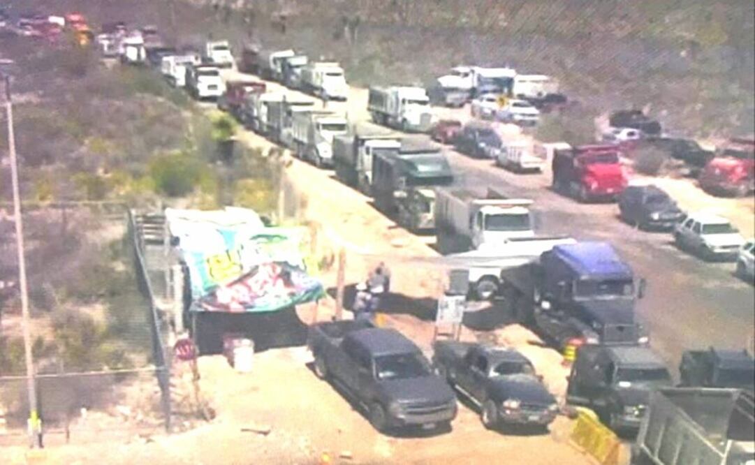 Un grupo de transportistas endurecieron el bloqueo que mantienen en los accesos de la mina Peñasquito, ubicada en el municipio de Mazapil. Foto: Especial