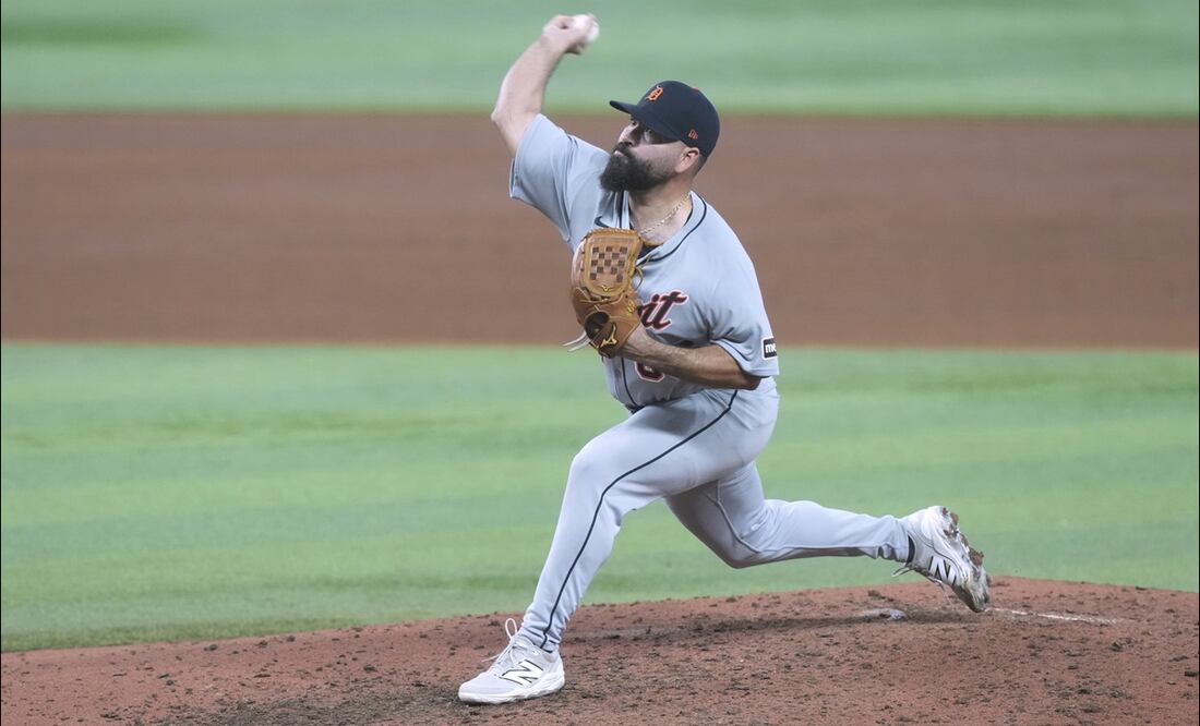 José Urquidy, de los Tigres de Detroit, lanza durante la sexta entrada del juego de beisbol de Grandes Ligas contra los Marlins de Miami. FOTO: AP