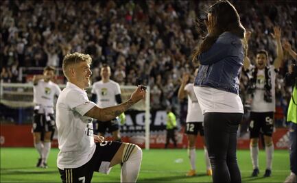 Jugador pide matrimonio a su novia tras conseguir el ascenso con su equipo