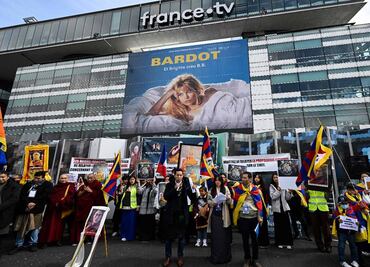 Tibetanos se manifiestan en París en apoyo al Dalái Lama tras polémica por besar a un niño