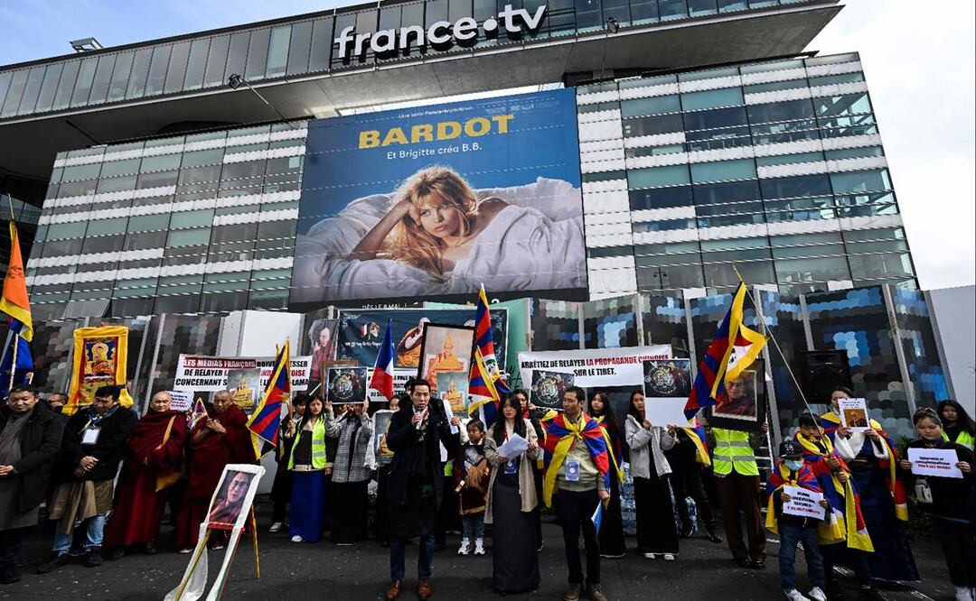 Manifestantes sostienen la bandera del Tíbet mientras se reúnen durante una manifestación en apoyo del Dalai Lama, líder espiritual tibetano. Foto: AFP