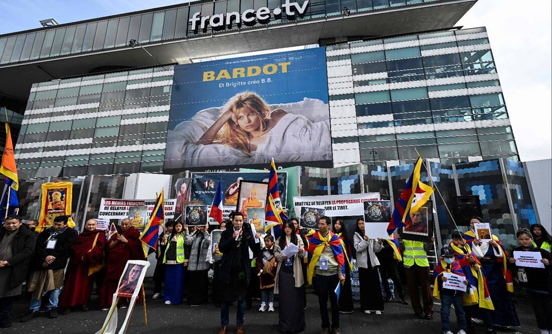 Manifestantes sostienen la bandera del Tíbet mientras se reúnen durante una manifestación en apoyo del Dalai Lama, líder espiritual tibetano. Foto: AFP