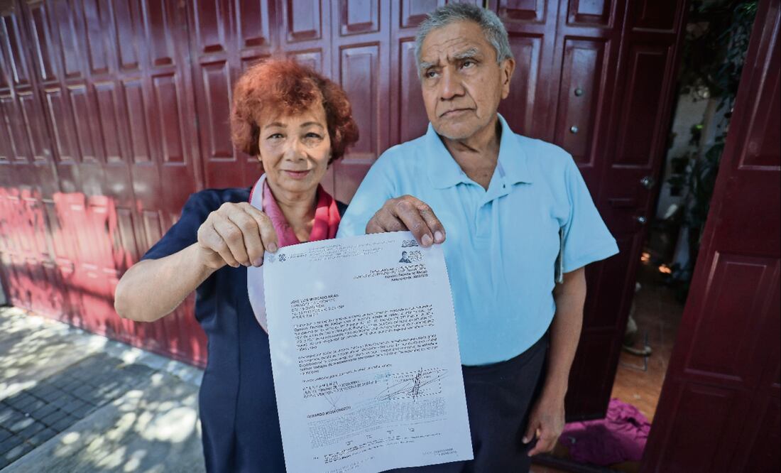 José Luis Mercado aún habita en una casa aledaña al socavón, luego de que le dijeron que no está en riesgo. Foto: Luis Camacho / EL UNIVERSAL