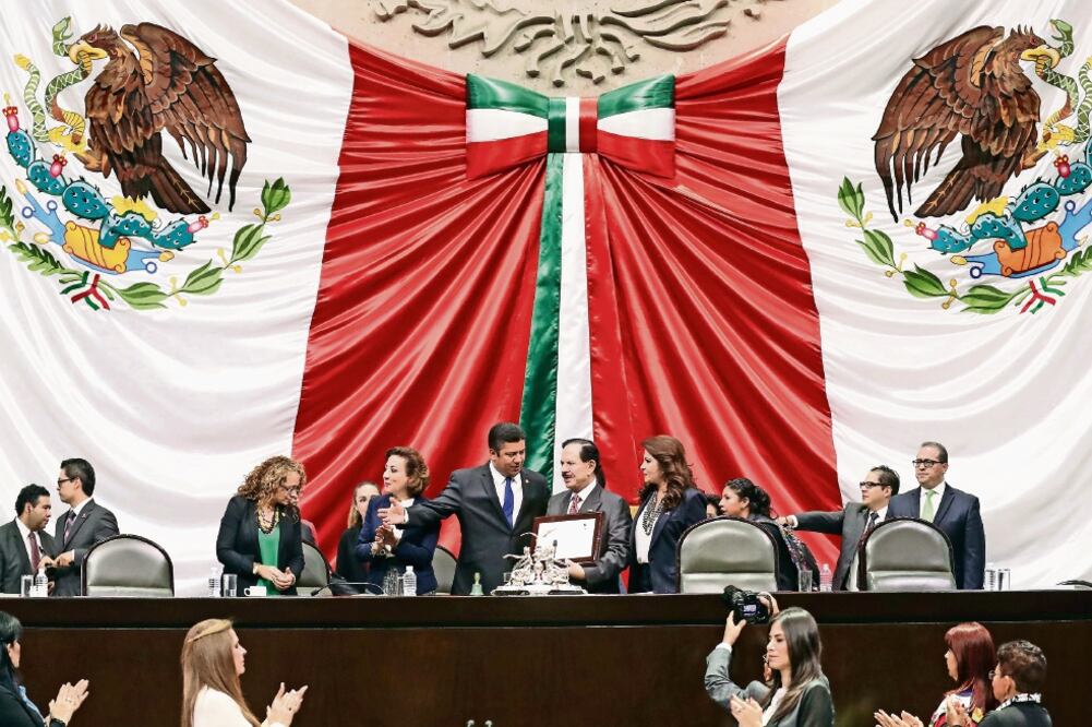 Integrantes de todas las bancadas de los partidos políticos en la Cámara de Diputados se acercaron al Licenciado Juan Francisco Ealy Ortiz y a la comitiva que lo acompañó, para felicitarlos por la labor informativa y de defensa de la libertad de prensa