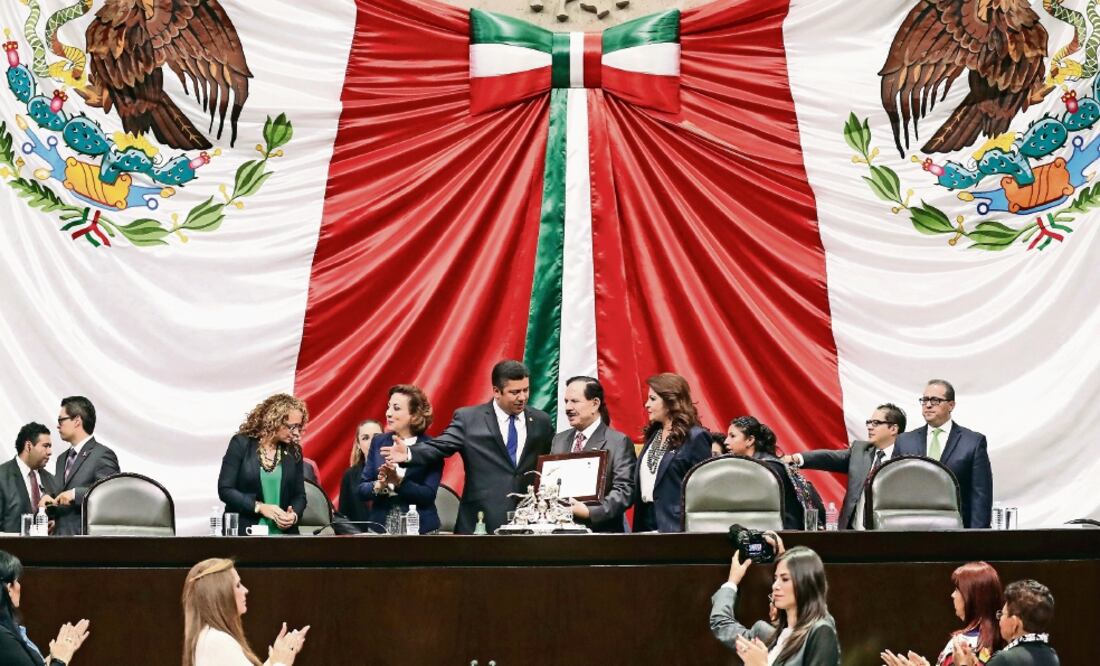 Integrantes de todas las bancadas de los partidos políticos en la Cámara de Diputados se acercaron al Licenciado Juan Francisco Ealy Ortiz y a la comitiva que lo acompañó, para felicitarlos por la labor informativa y de defensa de la libertad de prensa