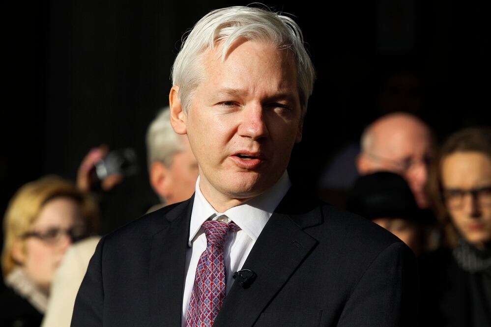 En un tuit publicado en la cuenta de Twitter de WikiLeaks Assange dijo que si la ONU piensa que ha perdido su caso contra Gran Bretaña y Suecia, se entregará a la policía a mediodía del viernes (AP)