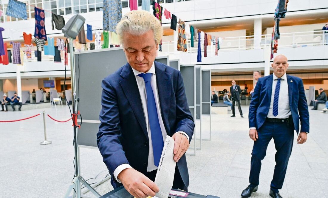 El líder del Partido de la Libertad PVV, de extrema derecha de los Países Bajos, Geert Wilders, emite su voto para las elecciones europeas en La Haya Foto: Nick Gammon | AFP