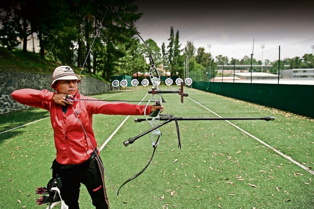La arquera pasó un año sin entrenador, situación que la hizo reforzar su carácter y no darse por vencida rumbo a su siguiente justa olímpica (ALEJANDRO ACOSTA. EL UNIVERSAL)