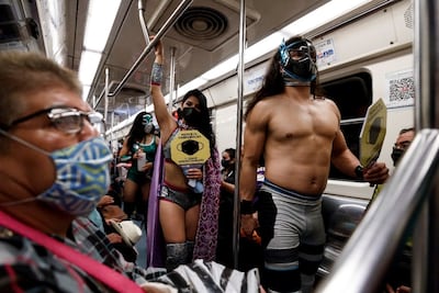 Del ring al Metro CDMX: luchadores castigan a usuarios que no usan cubrebocas y reparten gel antibacterial