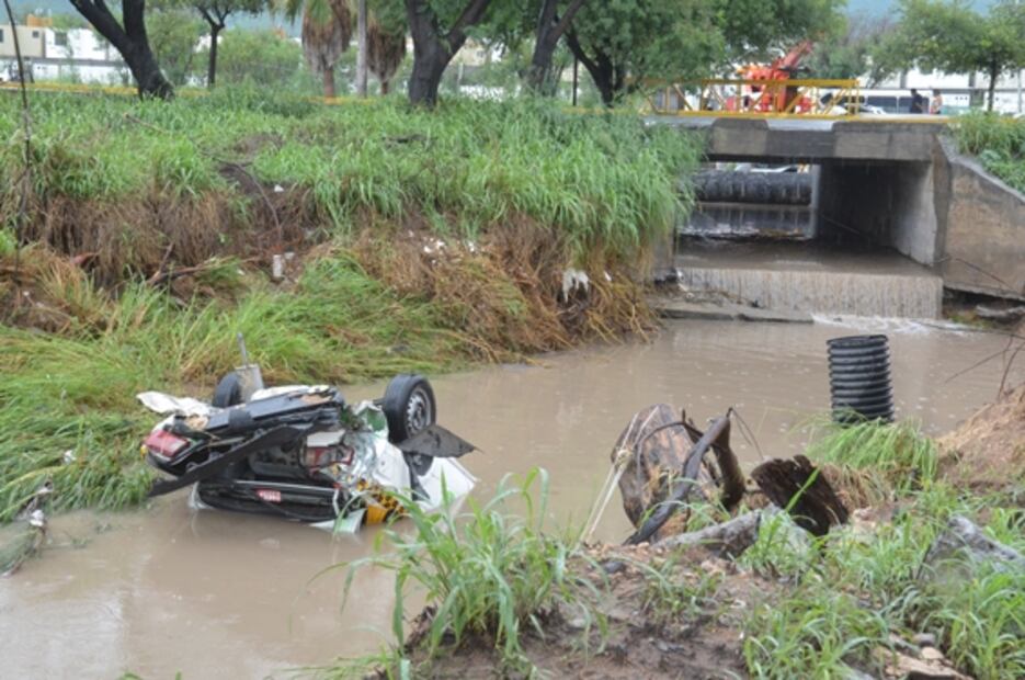 Rescatan a tres personas atrapadas por la corriente en ríos y arroyos de NL tras fuertes lluvias