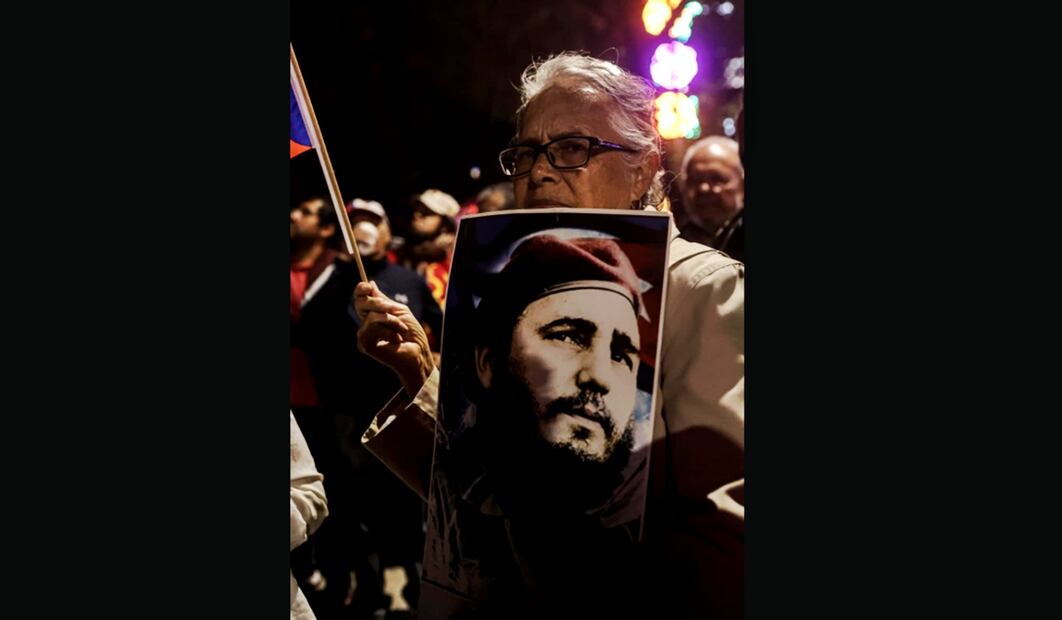 Colectivos a favor de Cuba y ciudadanos cubanos se manifestaron frente a la embajada de Estados Unidos en México contra el bloqueo a la isla, de cara a la votación en la ONU. Foto: Gabriel Pano/EL UNIVERSAL