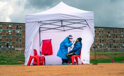 Detectan variante de coronavirus en Sudáfrica; aseguran que es más contagiosa en jóvenes