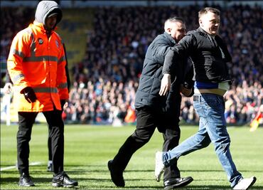 Castigan de por vida a fan que agredió a jugador del Aston Villa