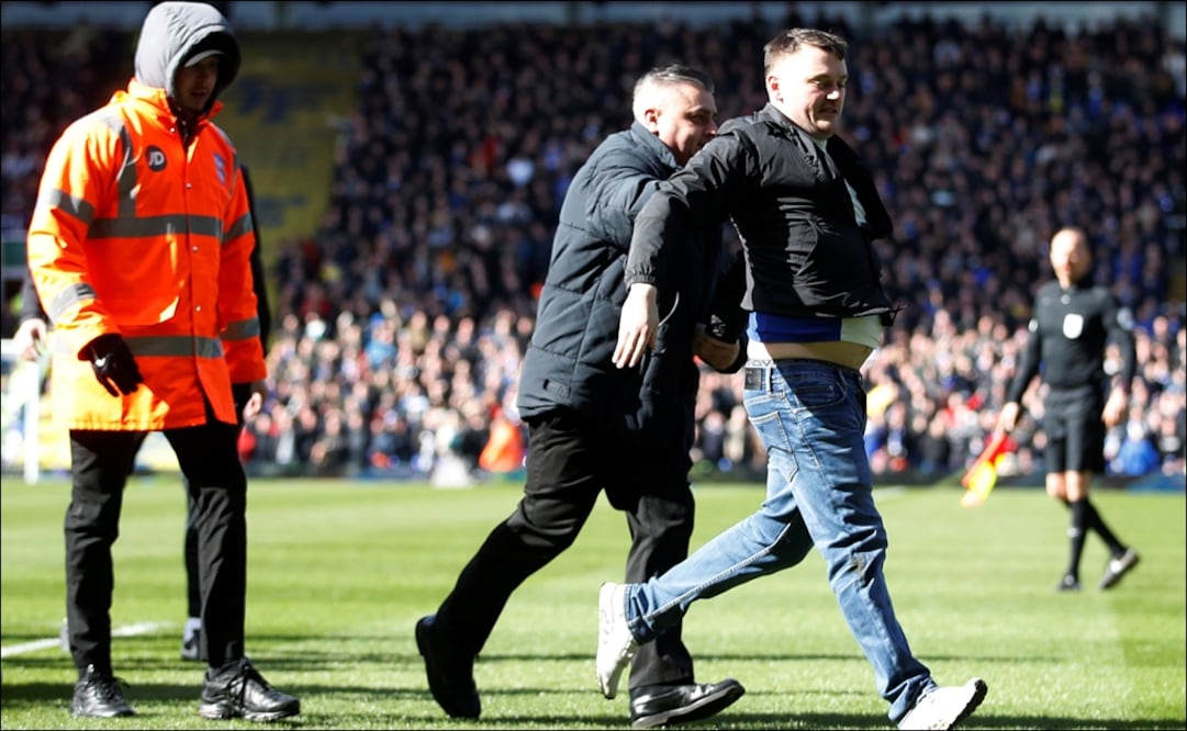 Paul Mitchell, quién saltó al campo del Birmingham. Foto: Reuters