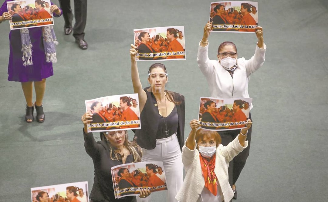 Diputadas petistas mostraron fotos de Dulce María Sauri con el expresidente Peña Nieto. Foto: DIEGO SIMÓN SÁNCHEZ. EL UNIVERSAL